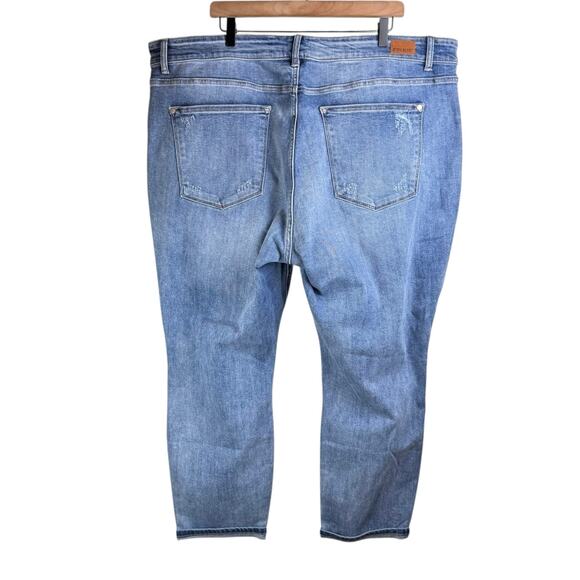 Judy Blue NWT 24W Boyfriend Fit Mid Rise Medium Wash Cropped Distressed Jeans - Picture 2 of 10